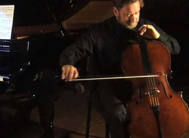 Стивен Хонигберг с виолончелью «Стюарт».
