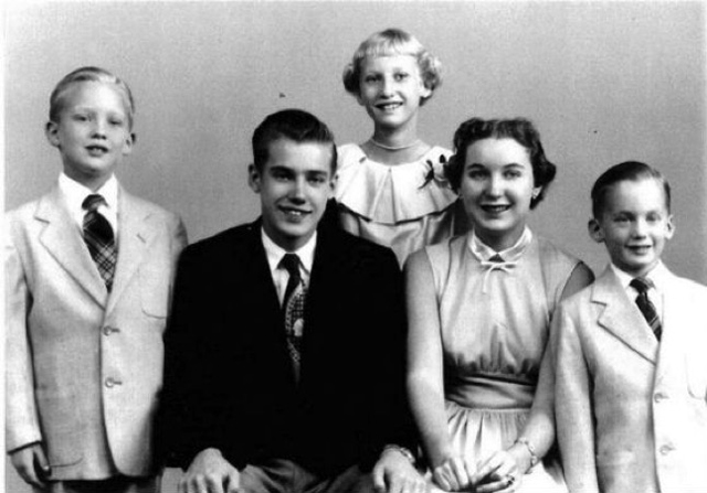 Дональд Трамп (крайний слева) с братьями и сестрами Фото с сайта http://www.uznayvse.ru/