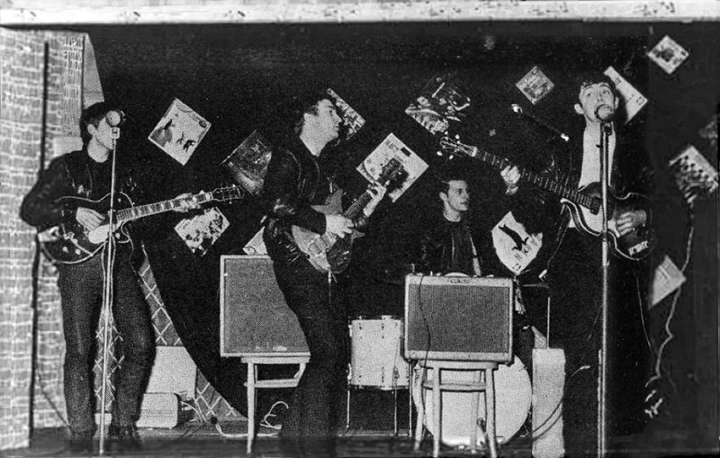 Концерт неизвестной группы. Битлз концерт 1961. Группа the Quarrymen. Фото Битлз 1961 год. Джонни Битлз.