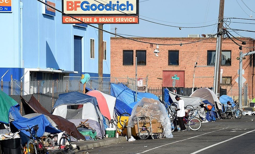 Страна бомжей. Бездомные в США Калифорния. Сакраменто Калифорния бомжи. Палаточный лагерь бомжей Лос-Анджелес. Лос Ажелес хрущобы.